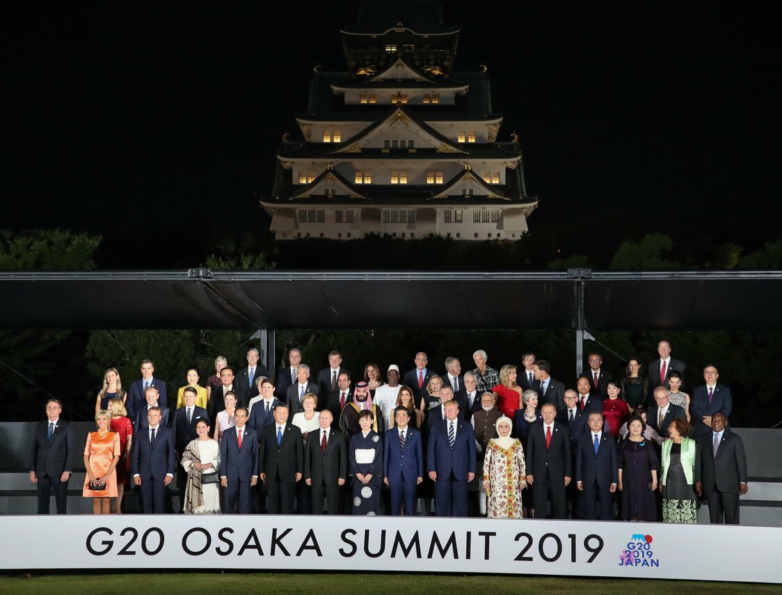G20 leaders and their spouses assemble for a group photograph in front of Osaka Castle on June 28, 2019. (© Jiji)