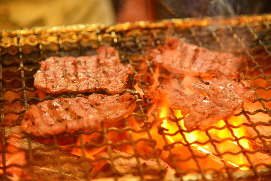 熟練の職人が炭火で丹念に焼く
