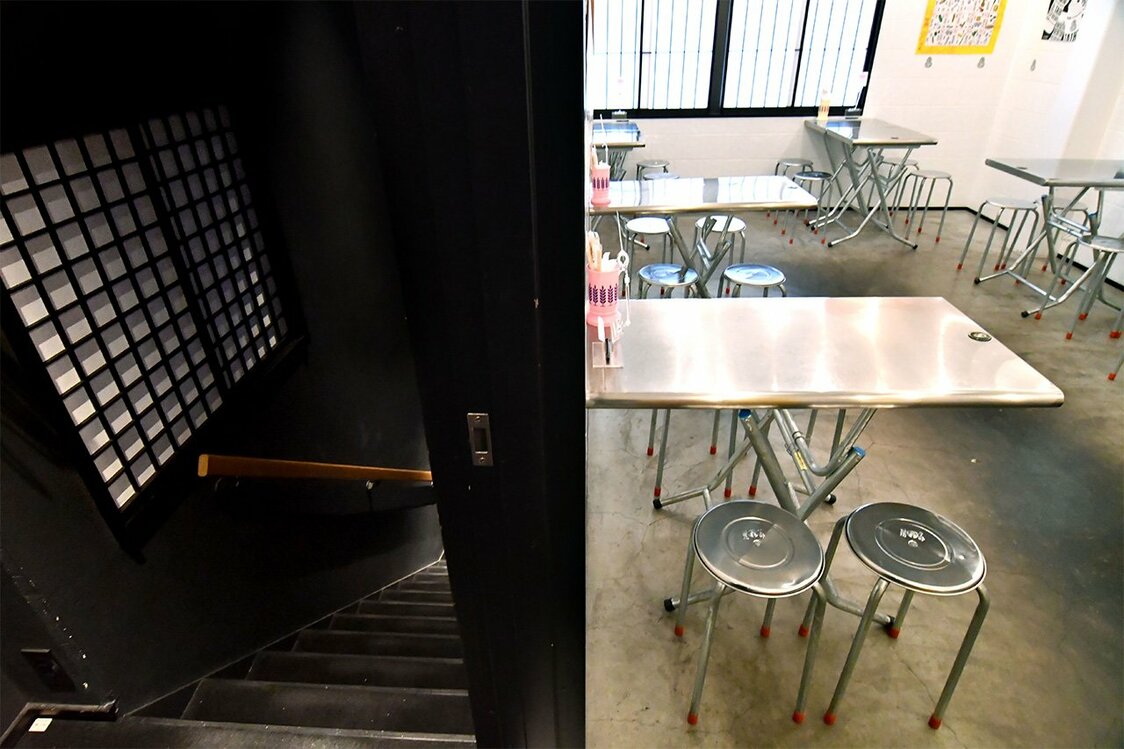 En haut de l’escalier, le chic du bar se transforme en buvette taïwanaise.