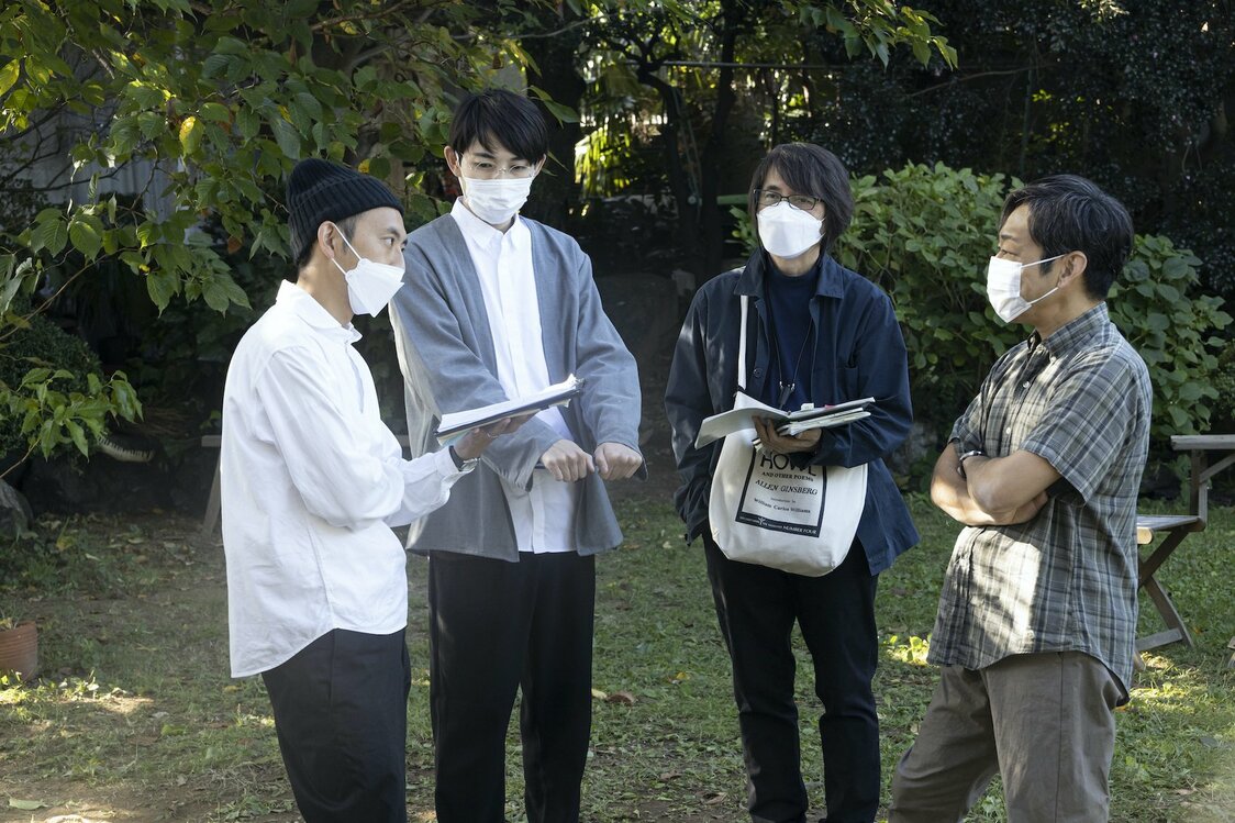 『宮松と山下』の撮影現場で香川照之（右端）と話し合う5月の3人　©2022『宮松と山下』製作委員会