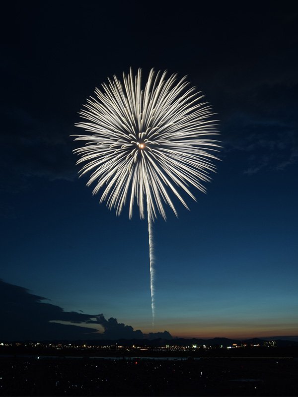 Nagaoka’s white shiragiku fireworks will honor the memory of those lost in the air raid on Pearl Harbor and affirm a commitment to lasting peace. Photo courtesy of Nagaoka City.