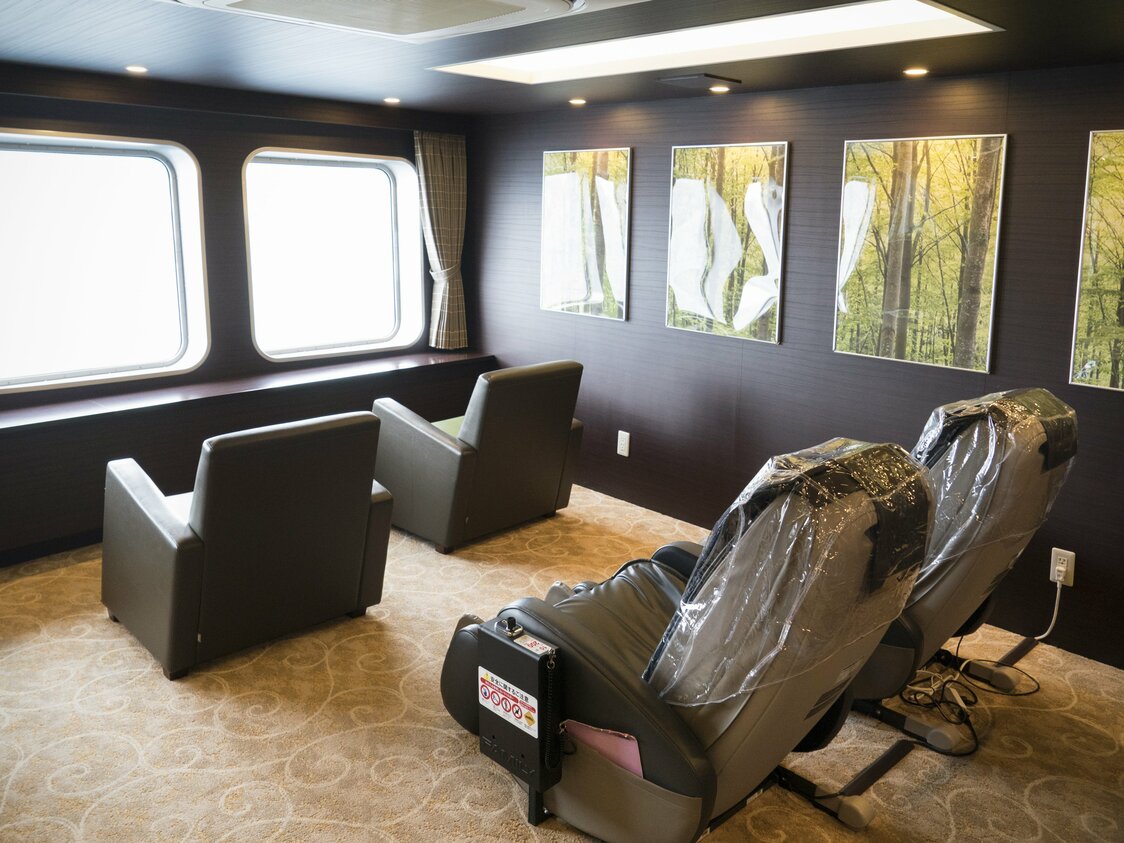 The relaxation room on the Taiko is equipped with massage chairs.