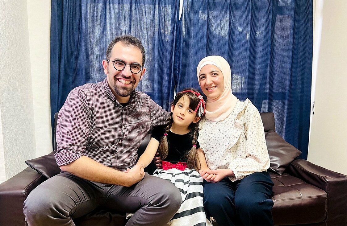 ميرنا وزوجها وابنتهما.