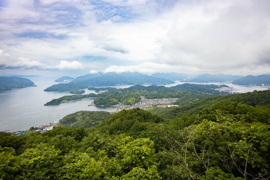 五老岳から撮影した舞鶴湾。写真左側、西舞鶴側にある湾口は狭く、写真右側の湾奥にある東舞鶴は要害の地だ