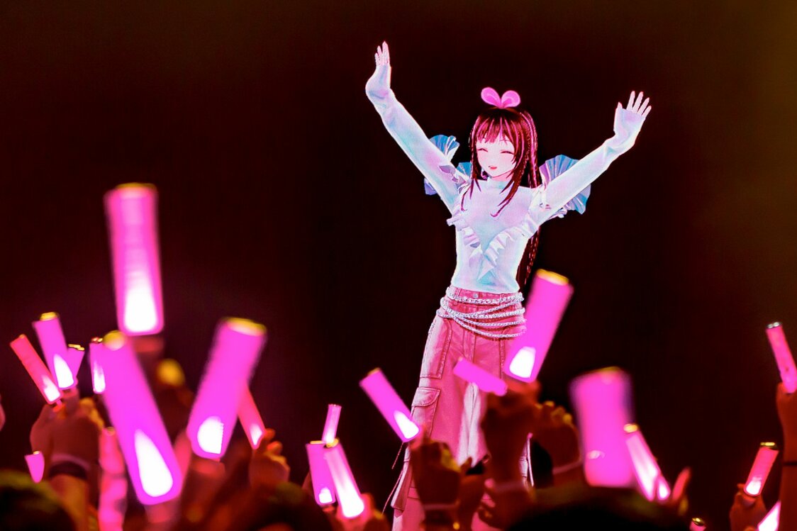 在东京新宿举办的绊爱复出演唱会“KizunaAI Comeback Concert ‘Homecoming’”。利用最新技术呈现全息影像（图片：Kizuna AI/PR TIMES）