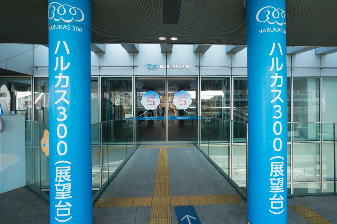 2階にあるエレベーターホール入口
