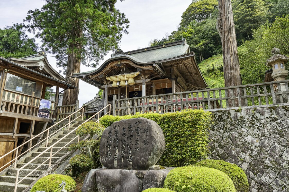 须我神社（岛根县）。前方石碑刻有诗歌。是神清气爽的须佐之男见到美丽祥云升起时所作。被视为日本最早的和歌，也是“出云”这一地名的由来（图片：PIXTA）