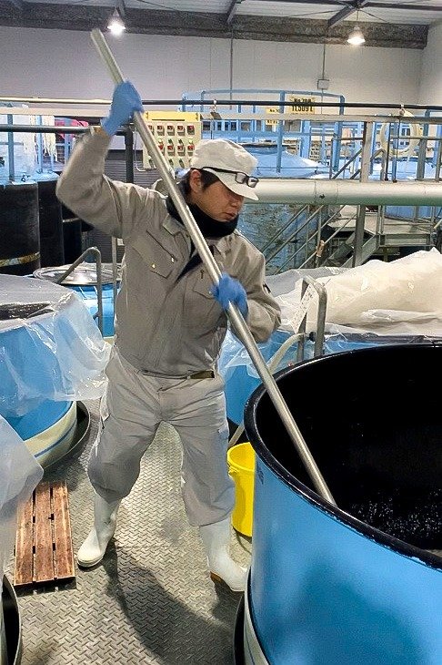 醸造中の筆者（筆者提供）