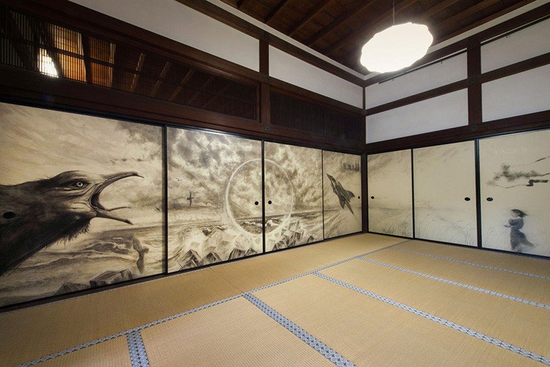 En la sala Danna no Ma del salón principal de Shinjuan, una obra de Yamaga Hiroyuki ha reemplazado las pinturas de Hasegawa Tōhaku sobre las fusuma.