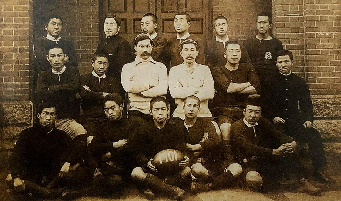 1901年日本首次舉行橄欖球比賽（中央左為Edward Bramwell Clarke，右為田中銀之助）（慶應義塾體育會蹴球部百年史）