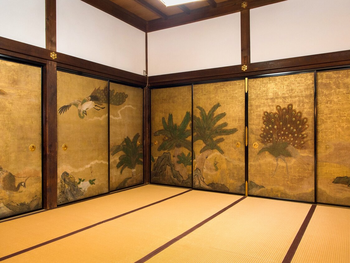 Les œuvres décorant les portes coulissantes du Kujaku no ma (salle du paon).