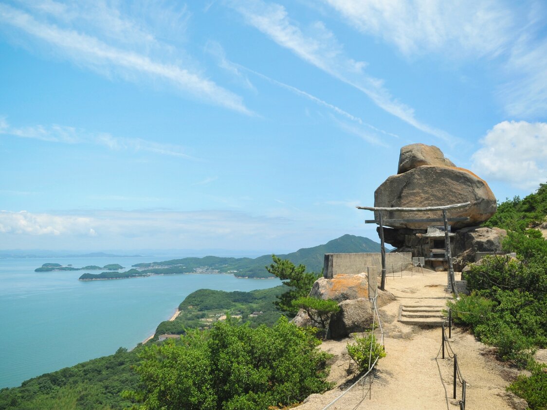 Kasaneiwa, una roca situada en el santuario Kose Ishizuchi. Se encuentra en el extremo occidental de la isla y se cree que es un lugar de mucha energía espiritual.