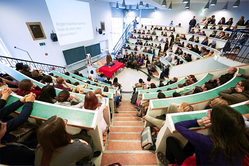 オーストリア、ウィーン大学での春風亭一之輔師匠の口演＝2013年（撮影：キッチンミノル）