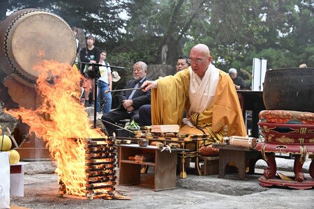 火災で全焼した「不消霊火堂」の再建祈願祭で護摩をたく住職=20日午前、広島県廿日市市