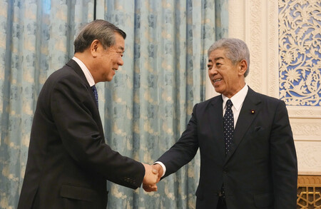 日本國際貿易促進協會會長、前外相岩屋毅29日在北京人民大會堂與中國國務院副總理何立峰(左)握手。(時事通信代表攝影)
