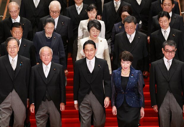 岸田文雄首相（前列中央）与众阁僚合影留念，9月13日，首相官邸（时事社）