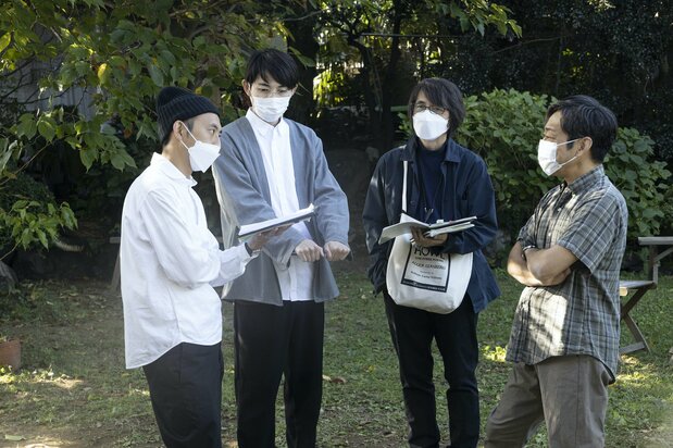『宮松と山下』の撮影現場で香川照之(右端)と話し合う5月の3人 ©2022『宮松と山下』製作委員会