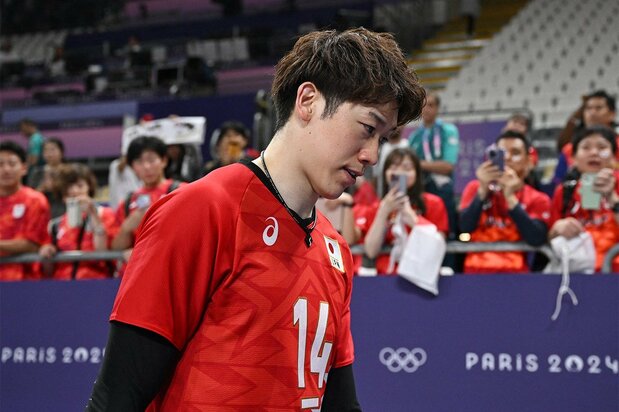 Ishikawa Yûki quittant le terrain après la défaite de son équipe contre l’Italie. (Reuters)