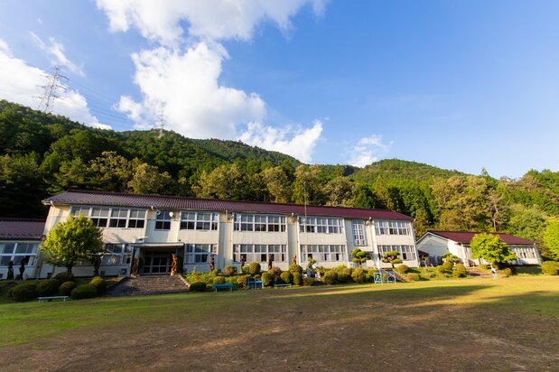The Nokiyama School, housed in a disused school.
