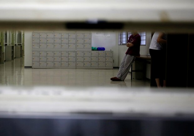 Residentes ilegales extranjeros detenidos en la Oficina Regional de Inmigración de Tokio en 2016. (Reuters)