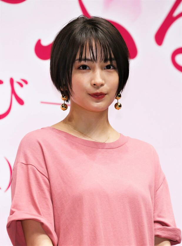 Three Chihayafuru movies were produced from 2016 to 2018. Actress Hirose Suzu played the heroine. Here, Hirose appears at a March 6, 2018, preview event for Chihayafuru: Musubi. (© Jiji)