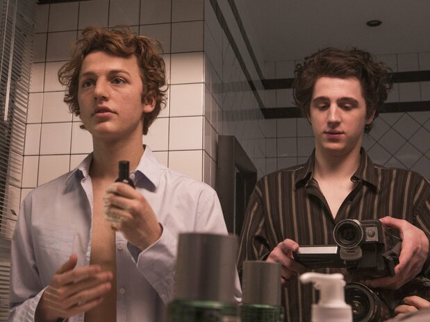 何かと大人ぶる親友のマチアス（左）と初めてクラブに繰り出す16歳のマックス　©2018 CHAPTER 2 - MOONSHAKER II - MARS FILMS - FRANCE 2 CINÉMA - CHEZ WAM - LES PRODUCTIONS DU CHAMP POIRIER / PHOTOS THIBALUT GRABHERR