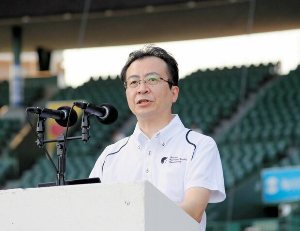 全国高等学校野球選手権大会閉会式であいさつする中村史郎・朝日新聞社社長（大会会長）　2021年8月29日、阪神甲子園球場［代表撮影］時事