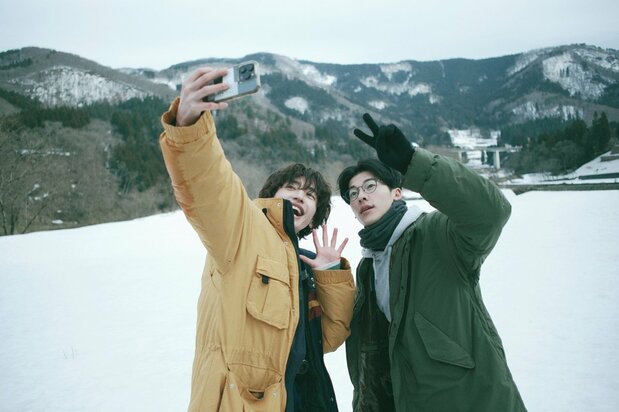 ジミーと幸次(道枝駿佑)は電車内で出会って意気投合する ©2024「青春18×2」Film Partners
