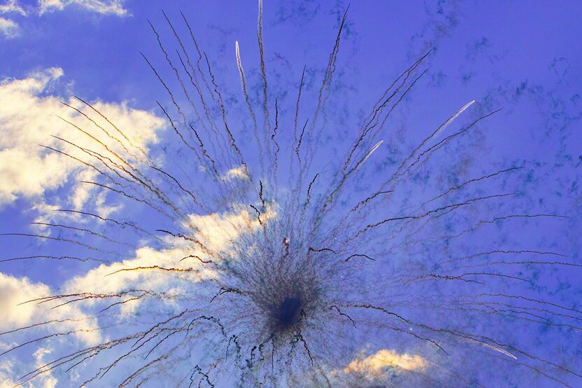 A firework called “Smoke Chrysanthemum” from the “daytime fireworks” category. Designed to resemble a chrysanthemum.