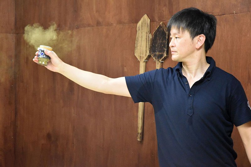 Las semillas de kōji se espolvorean sobre el arroz cocido, que se conserva a 30 grados en una sala llamada kōjimuro. Después todo se cubre con una tela, se esparce, se reparte en cajas de madera y se inicia un proceso cíclico para conservar la temperatura y la humedad adecuadas. El komekōji (arroz con hongo kōji) tarda entre 48 o 72 en prepararse. Imagen de la bodega Wakanami Shuzō (Fukuoka), productora del sake Wakanami.
