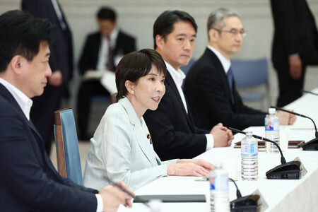 日本首相高市早苗（左2）出席強化情報功能專家會議並發言。28日下午攝於首相官邸
