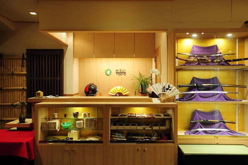Entrada a HiSUi TOKYO, donde también se venden espadas japonesas