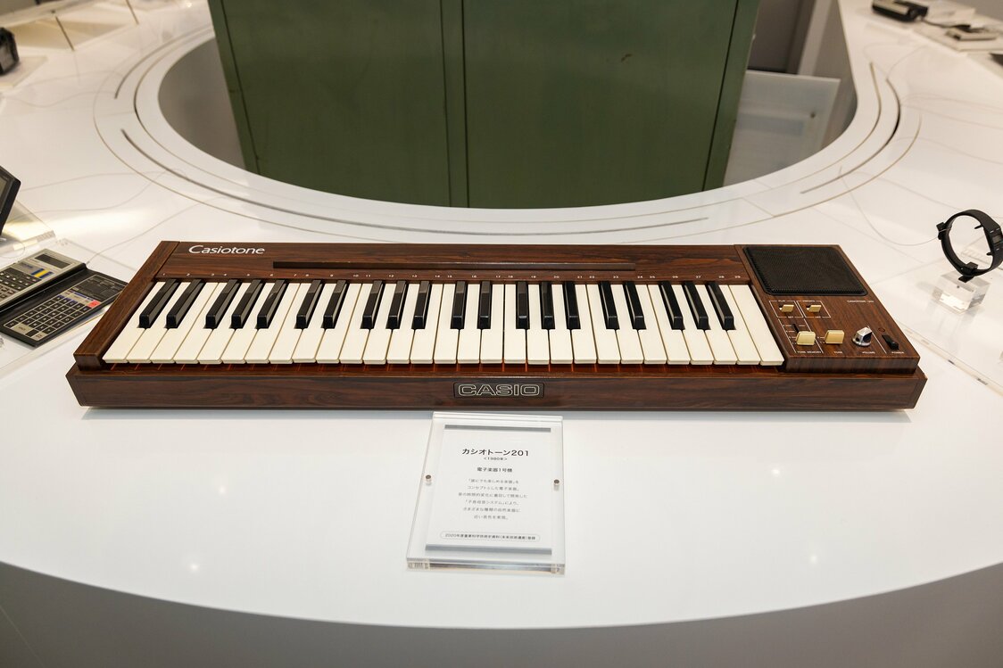 El Casiotone 201, primer instrumento electrónico de Casio, se exhibe en la sala de exposición de la sede central de la empresa. Este modelo permitía reproducir el sonido de 29 tipos de instrumentos.
