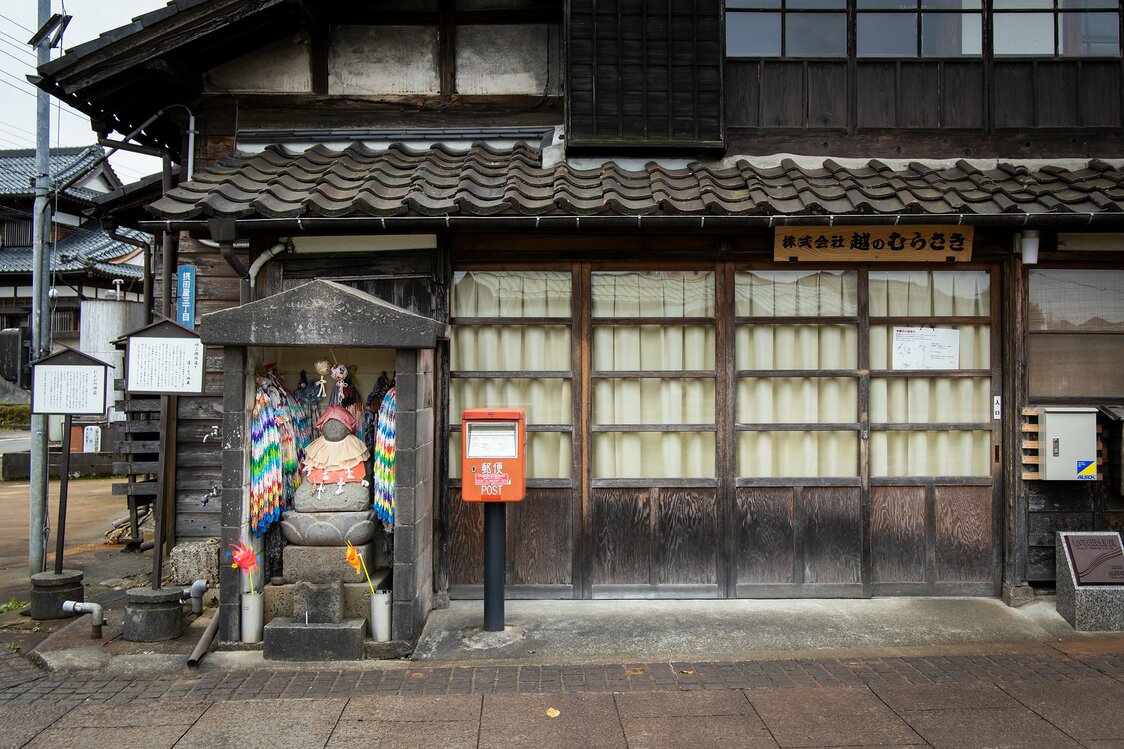 越のむらさき前のお地蔵さまは、三国街道の道しるべ。台座には「右ハ江戸、左ハ山路」と彫ってある