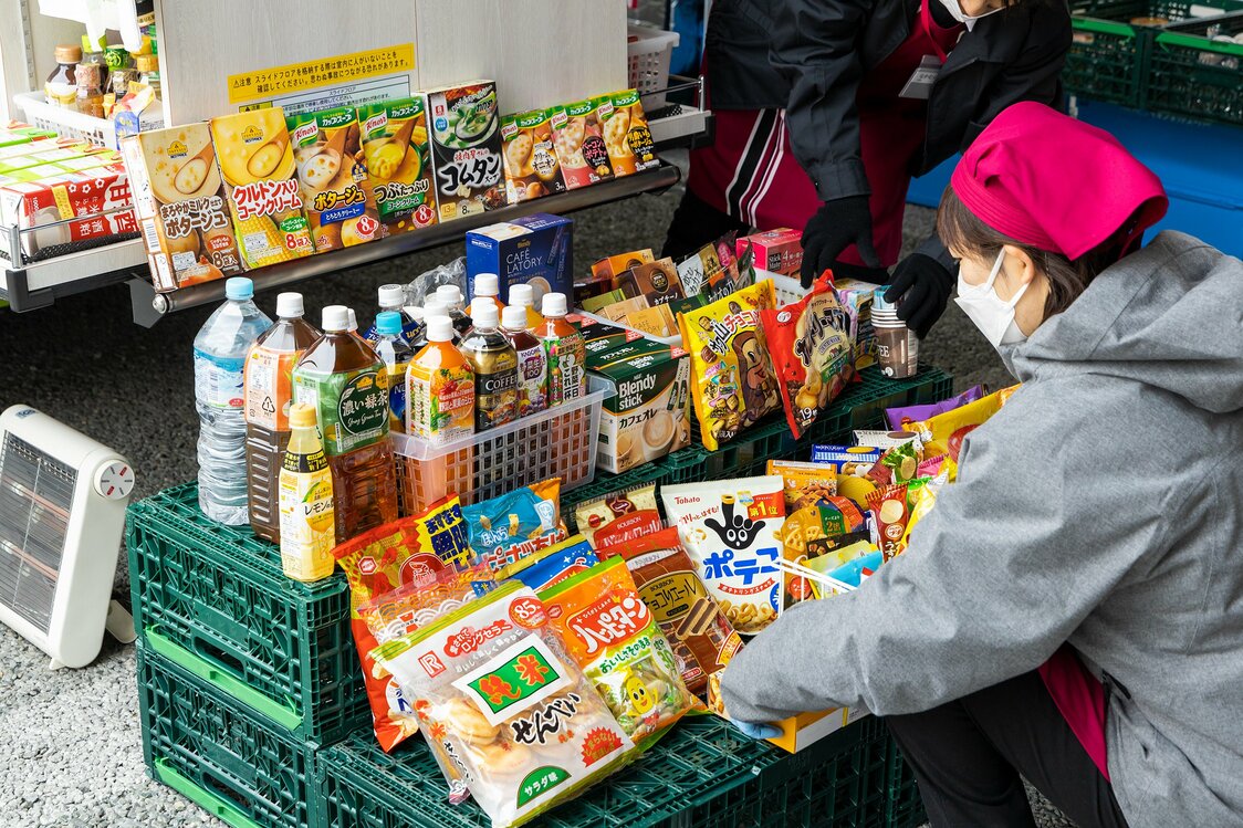 売れ筋のお菓子やドリンクを目立つように陳列