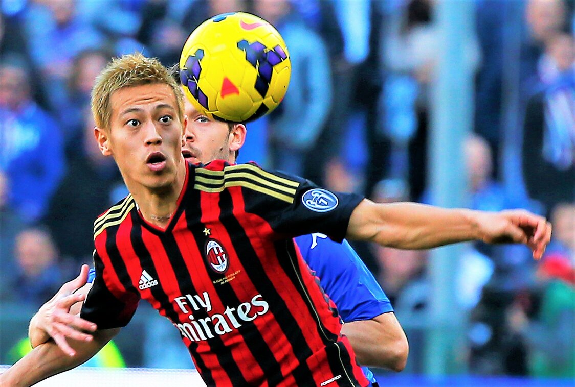 Honda durante su militancia en el AC Milan. Su fichaje por uno de los grandes clubes europeos se siguió con gran expectación. Fotografía tomada en Génova el 23 de febrero de 2014. (AFP / Jiji Press)