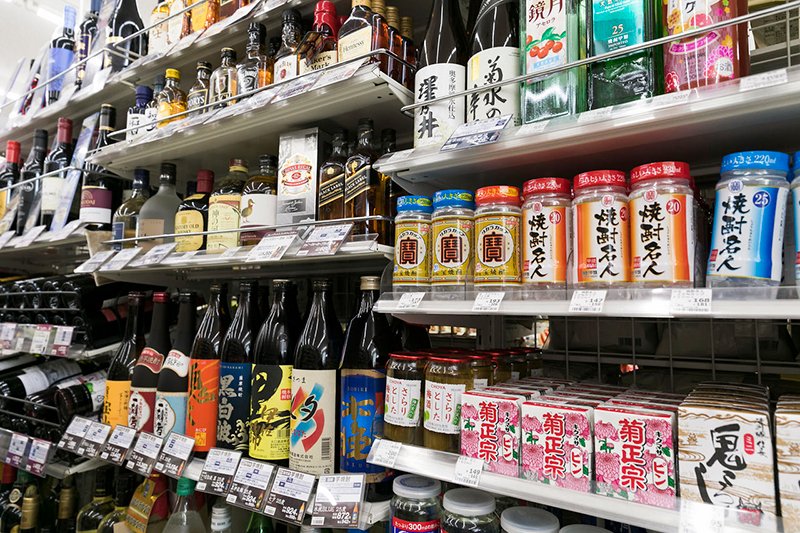 De nombreuses célèbres marques de scotch et de bourbon sont disponibles, et certains magasins proposent même une sélection de vins de qualité.