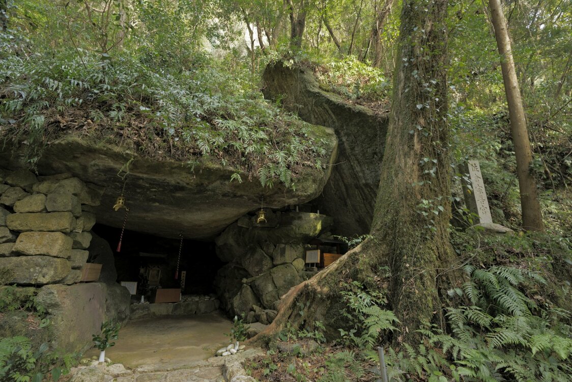 En una cueva protegida por una enorme roca cubierta de musgos y helechos se encuentra consagrado el emperador Jimmu. Fotografía de Ōsaka Hiroshi.