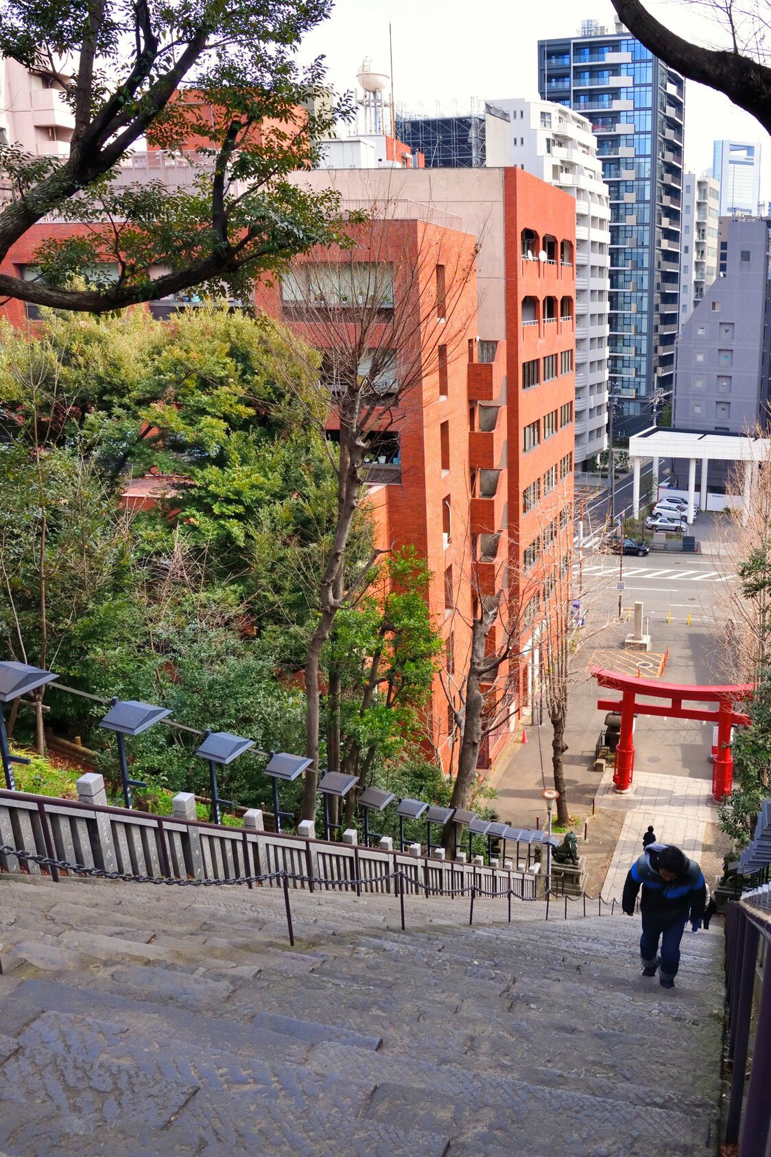 愛宕神社の出世の石段を見下ろすと、足がすくみそうになる。馬上からだと、さらに高い目線となるが、平九郎は馬に乗ったまま降りたという