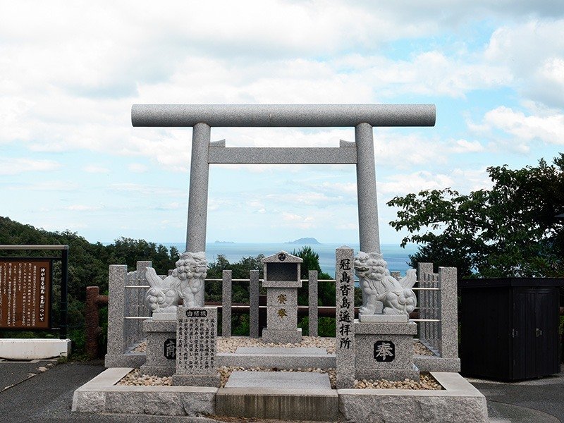 Desde el oratorio se veneran el santuario de Motoisekono, las islas Kanmurijima y Kutsujima que se sitúan en la bahía de Wakasa.