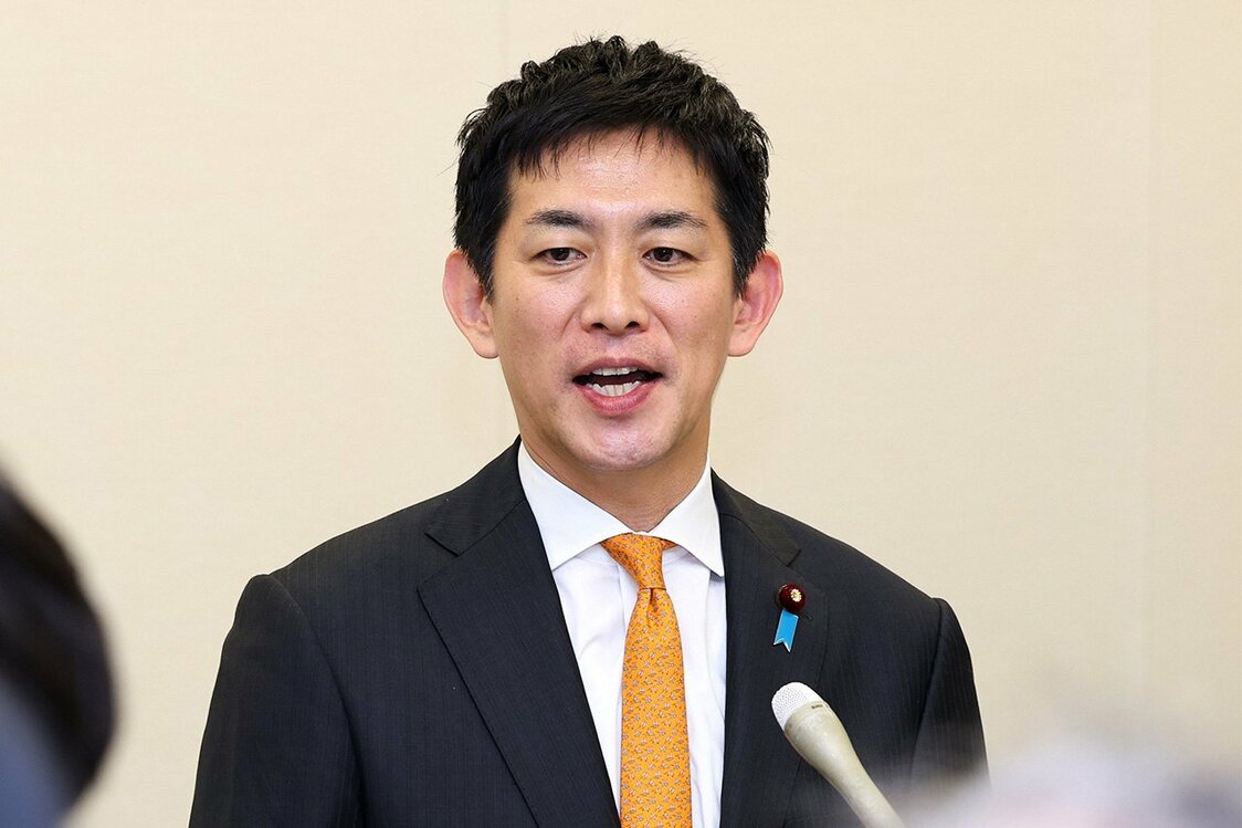 Kobayashi Takayuki realiza declaraciones a la prensa el 11 de septiembre de 2025 en la Dieta Nacional. (© Jiji)