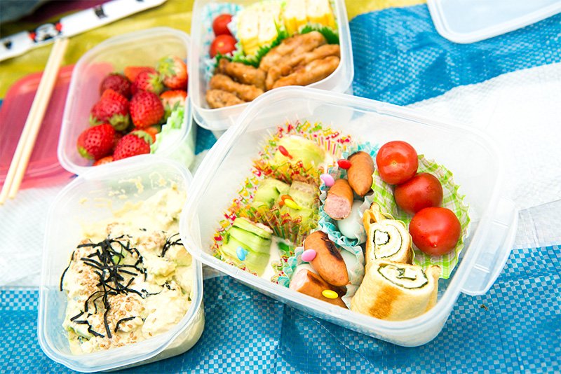 ¿Qué suelen comer los japoneses bajo los cerezos?