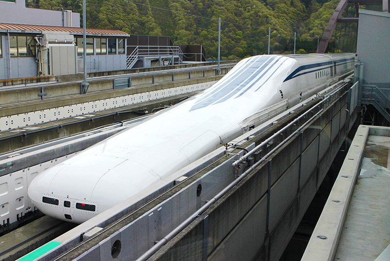 El maglev japonés rompe un récord mundial al alcanzar los 603 km/h durante una prueba en Tsuru, en la prefectura de Yamanashi, el 21 de abril de 2015. (© Jiji)
