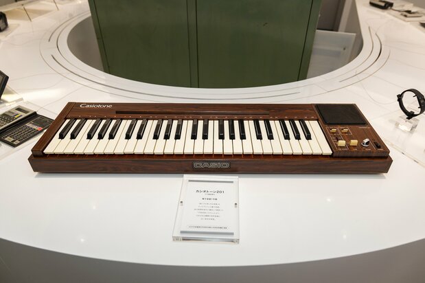 El Casiotone 201, primer instrumento electrónico de Casio, se exhibe en la sala de exposición de la sede central de la empresa. Este modelo permitía reproducir el sonido de 29 tipos de instrumentos.
