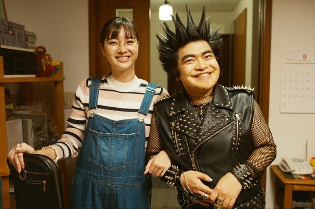 長女・まゆみが結婚相手として連れてきたのは… ©2021映画『老後の資金がありません!』製作委員会
