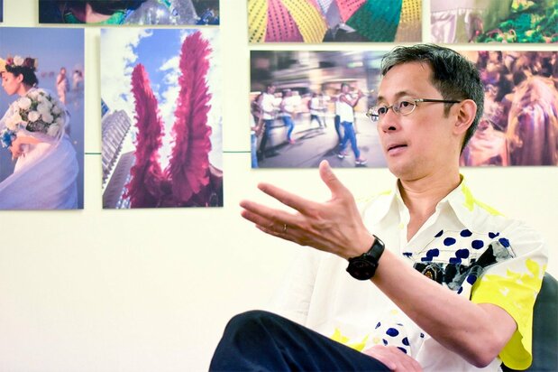 駐日ブラジル大使館で自らの作品について語る大岩