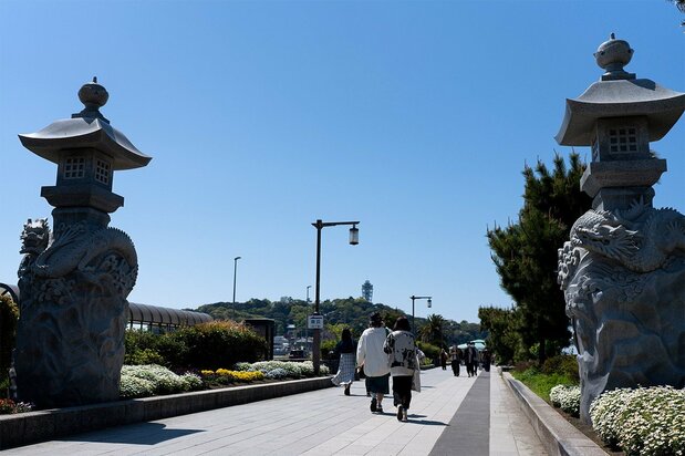 Algunos viandantes cruzan el puente Benten de Enoshima. (© Benjamin Parks)