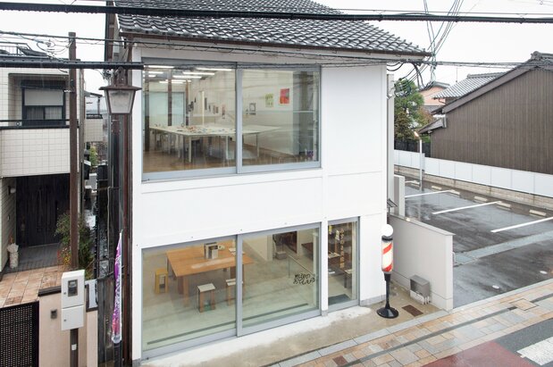 Vista del Museo de Arte Mizunoki desde la cafetería Mizunoki Café.
