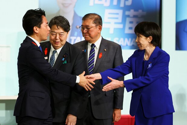Takaichi Sanae serre la main de Koizumi Shinjirô après les élections présidentielles du PLD de 2025, le 4 octobre 2025. (Reuters)