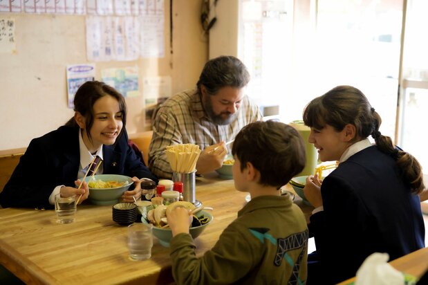 La cercanía entre los actores, en pantalla, da la impresión de las distancias en una familia real. © ︎2022 Comité de producción de My Small Land.